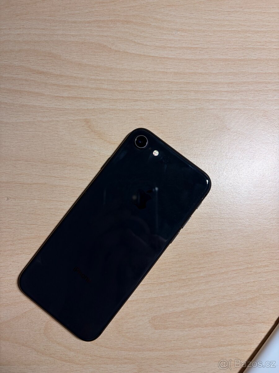 iPhone 8 64GB + originál příslušenství - 4