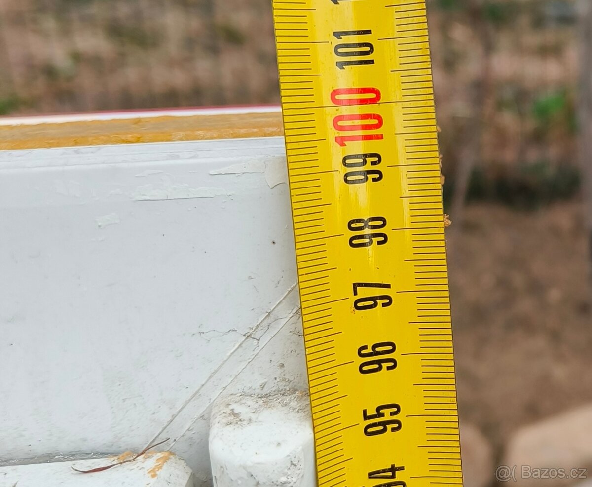 Červené plastové okno - 967x994mm (šxv) - 4