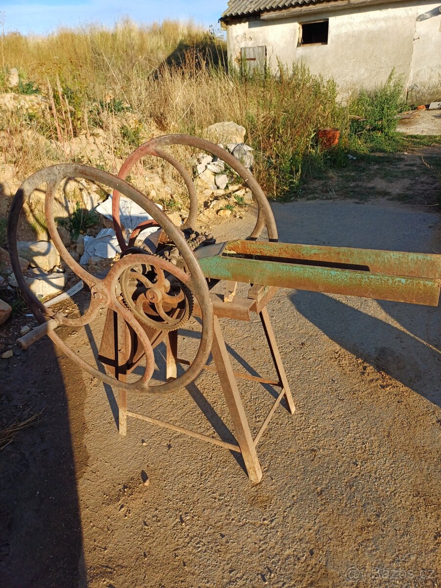 Řezačka na kopřivy, trávu a pod. - 4