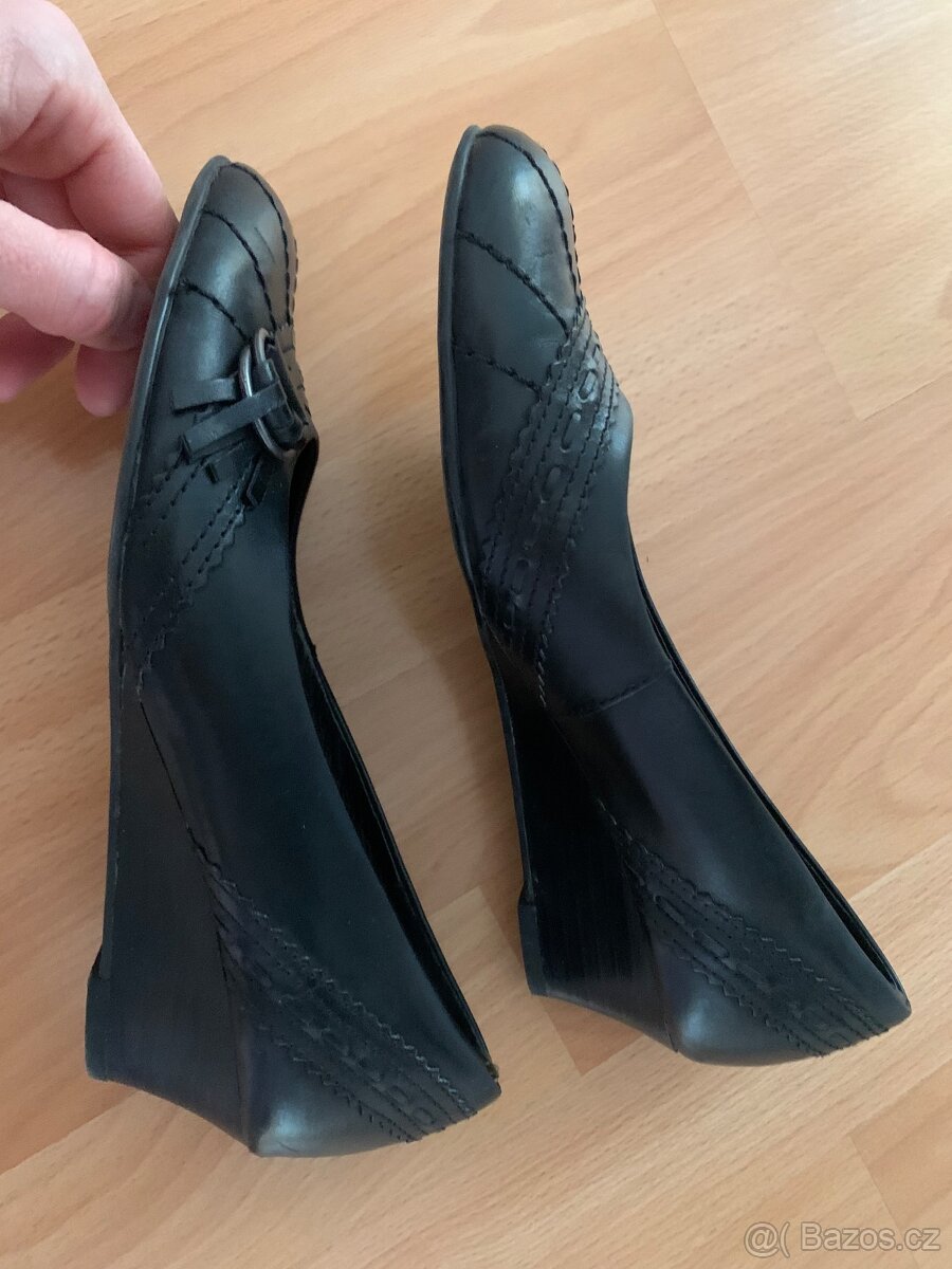 Černé lodičky na klínku Caprice vel. 36 - 4