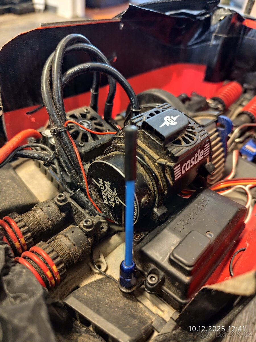 Prodám RC model Traxxas Summit 1:8 - 4