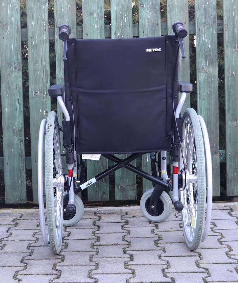 041-Mechanický invalidní vozík Meyra. - 4