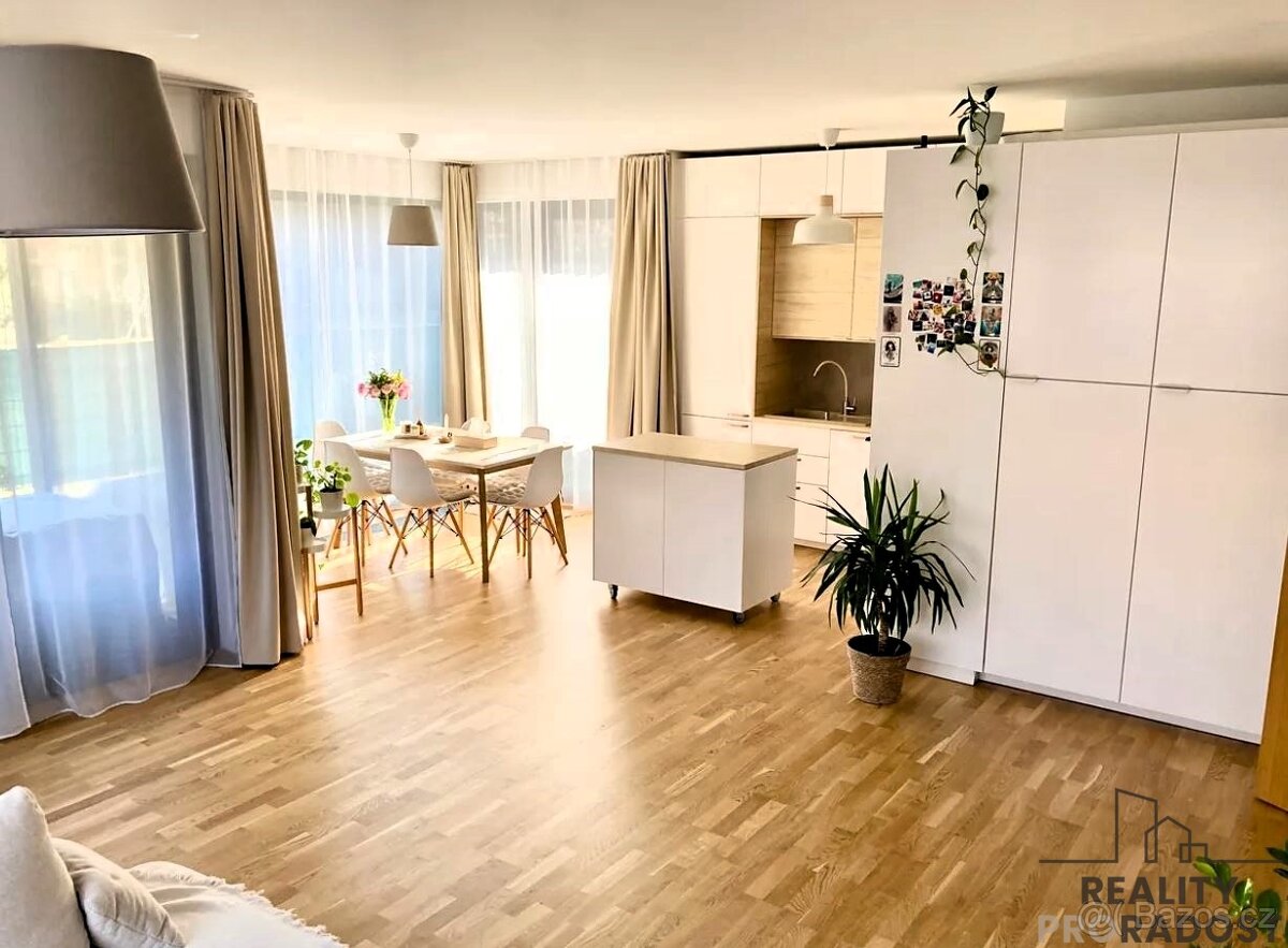 Pronájem bytu 3+kk (85 m²) s terasou a zahradou, ul. Michels - 4