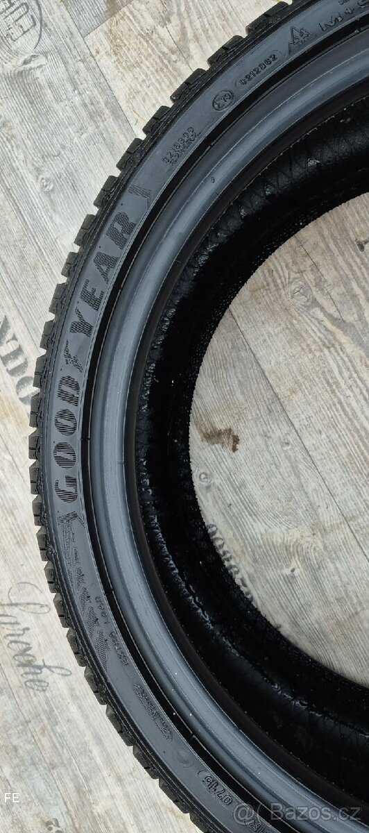 Zimní pneu Goodyear UltraGrip 8 – 225/40 R18 92V
Popis: - 4