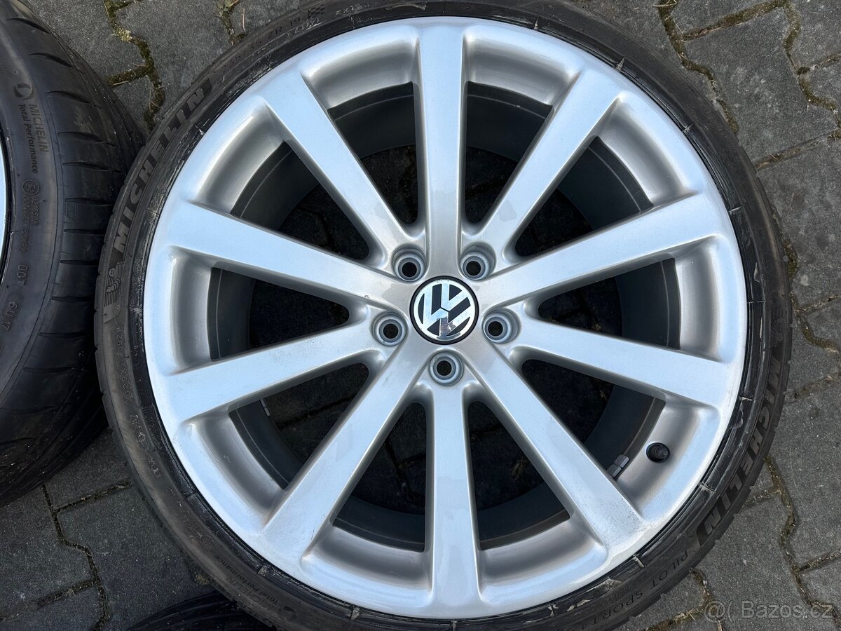 VW OMANYT ORIGINÁL ALU - 235/35 R19 - 4