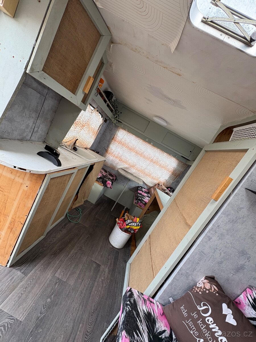 Retro karavan s papíry – renovovaný interiér - 4