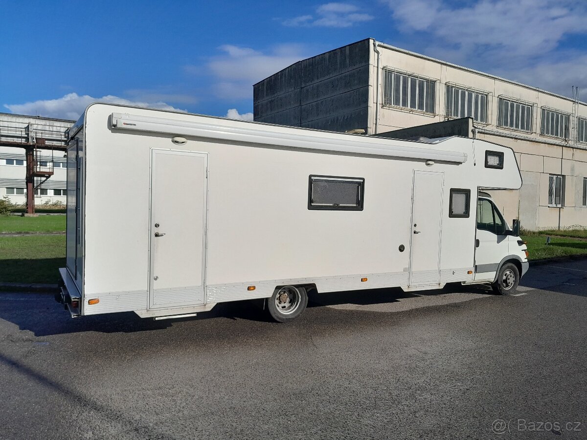 Obytný automobil pro 5 osob se zakázkovou nástavbou