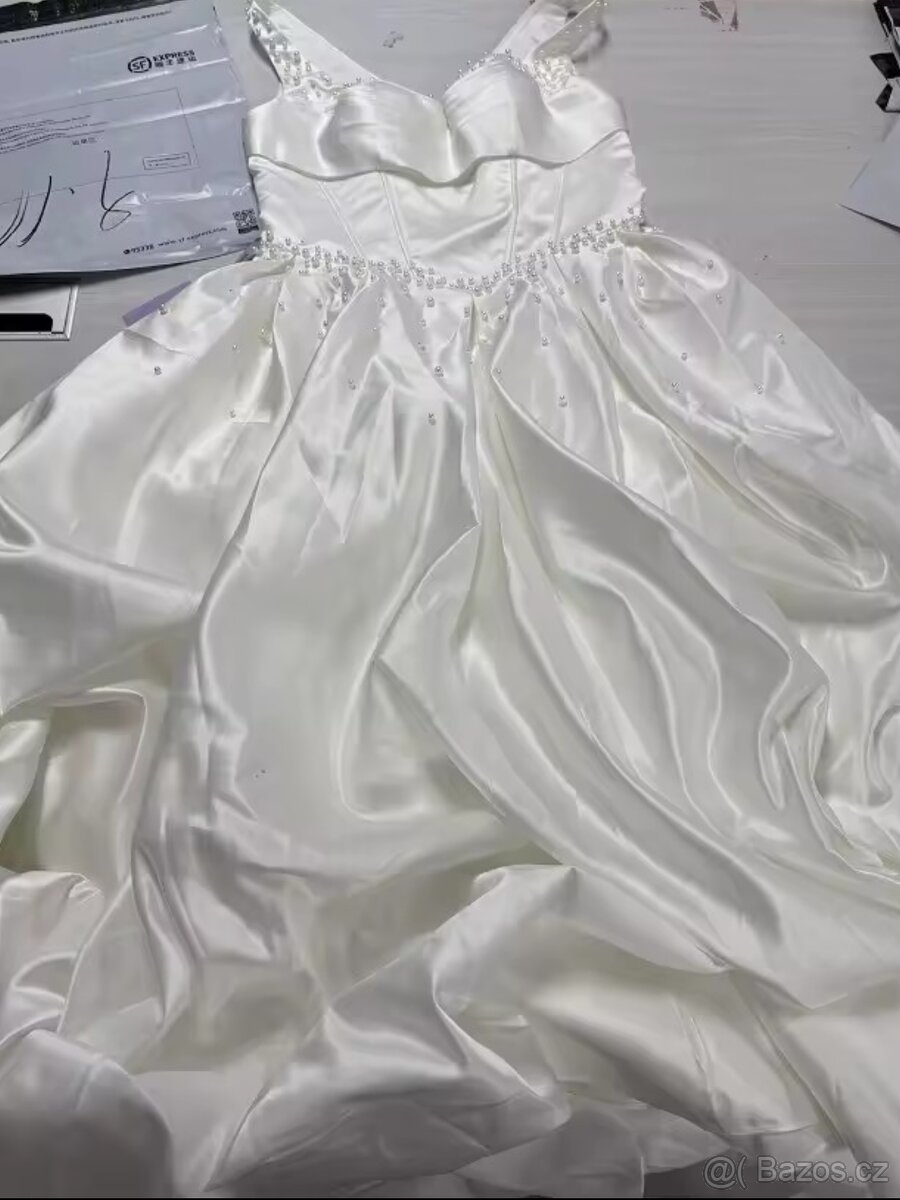 Krásné svatební šaty s perlami - 4