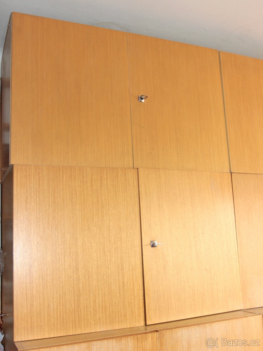 Skříňka s poličkou, uzamykatelná - borovice limba - 4