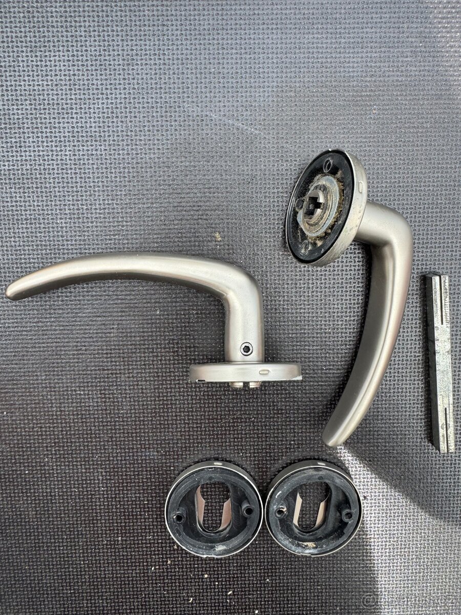 KOVANI NA DVERE Rozetové 29 ks - 4