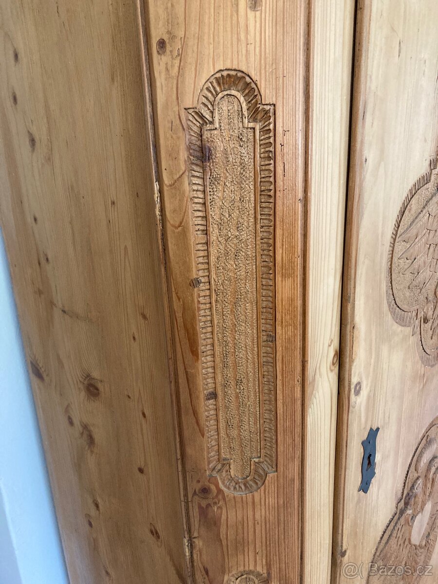Prodám starožitnou vyřezávanou skříň z roku 1876 - 4