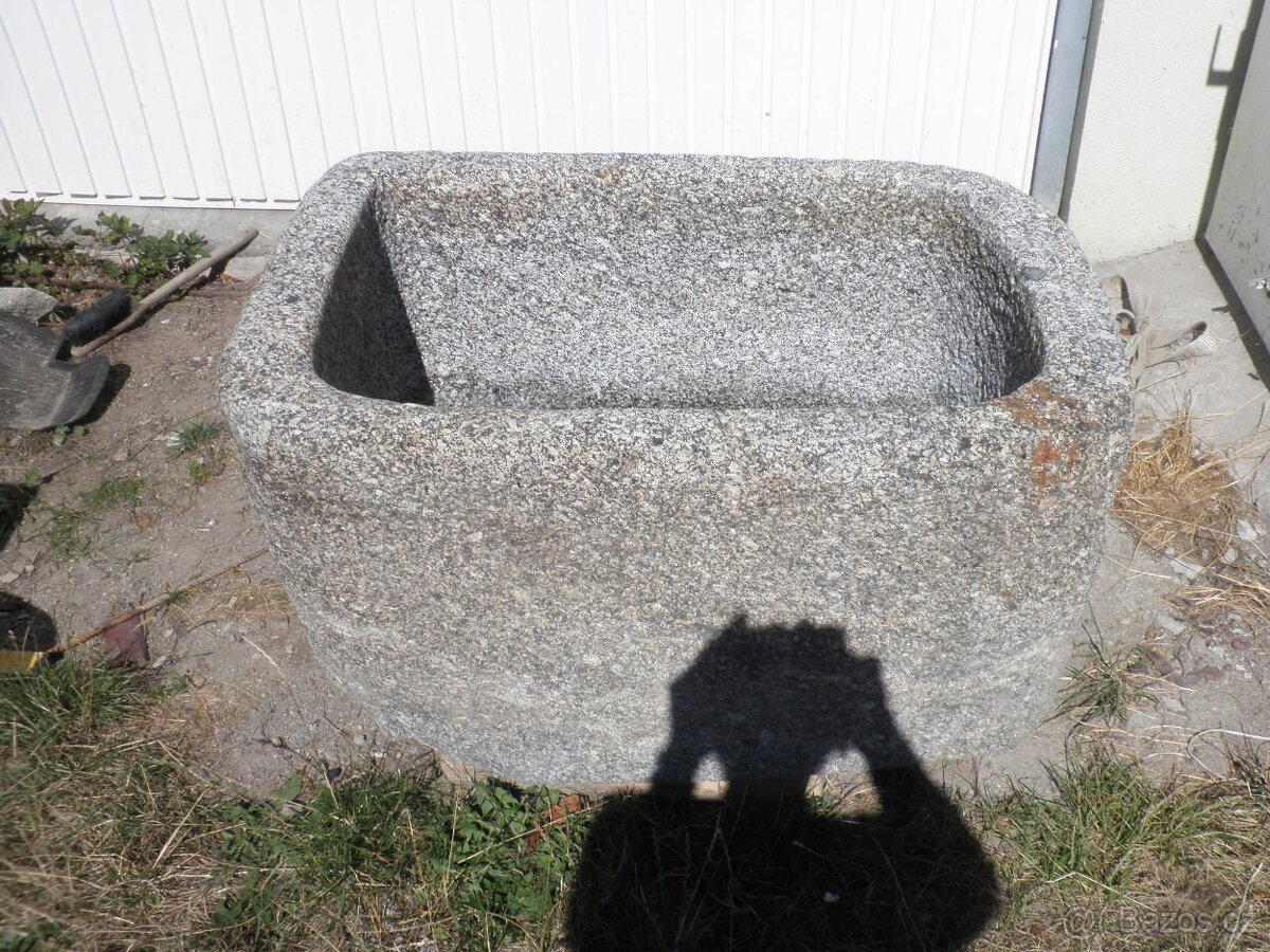 stará kamenná žulová stírka kaménka napaječka koryto - 4