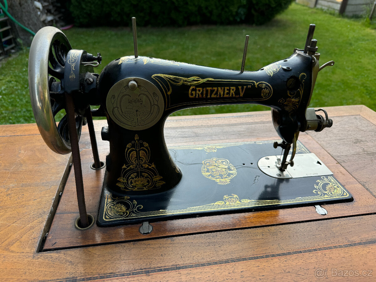 Robustní litinový šicí stroj Gritzner „V“ z roku 1920 - 4