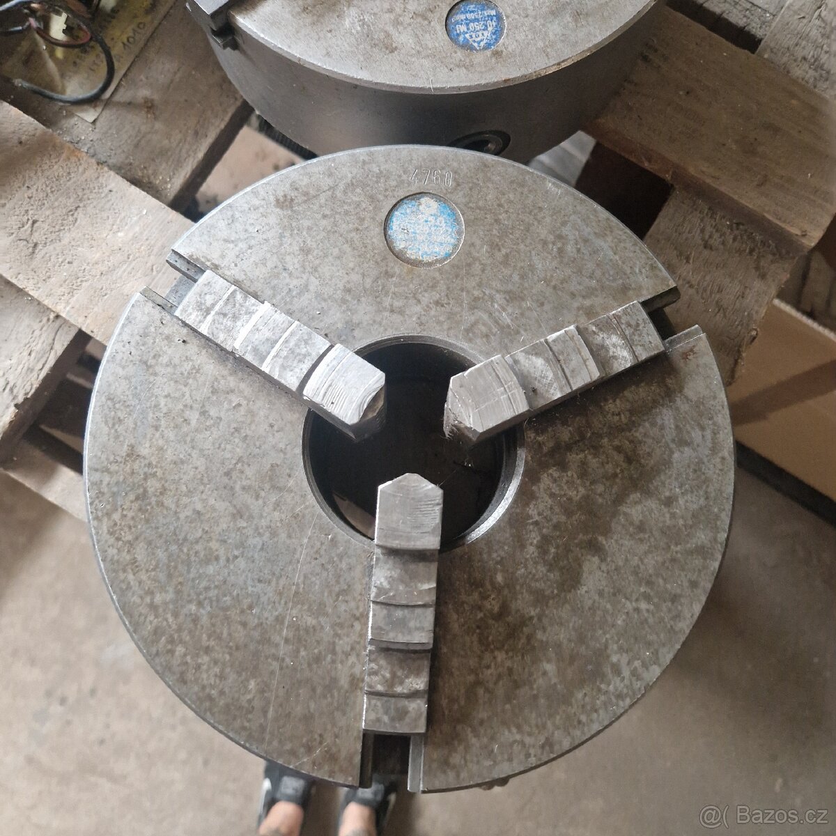 Soustružnická sklíčidla - upínací hlavy k soustruhu, zn. TOS - 4