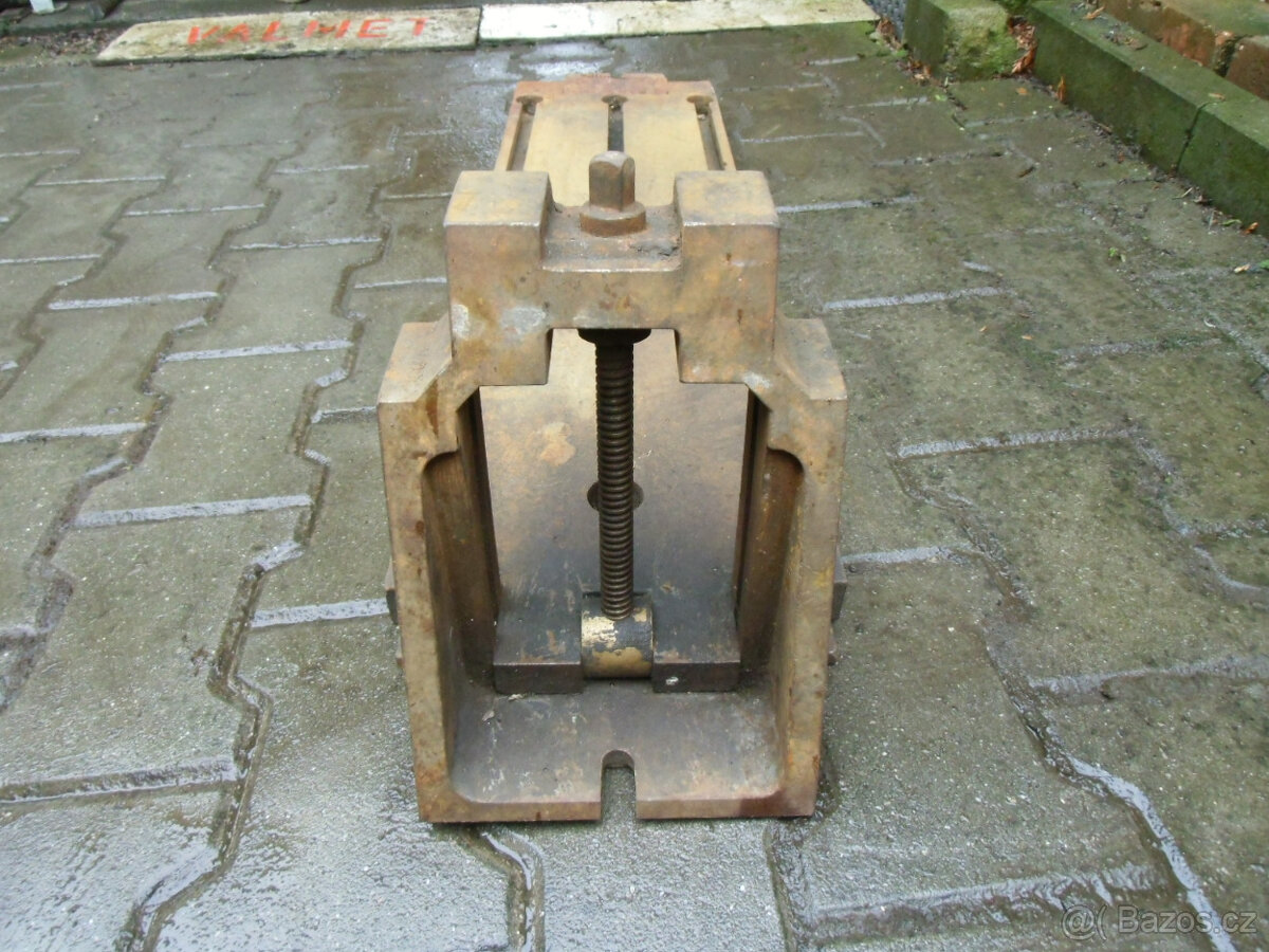 Naklápěcí upínací stůl s drážkami. - 4