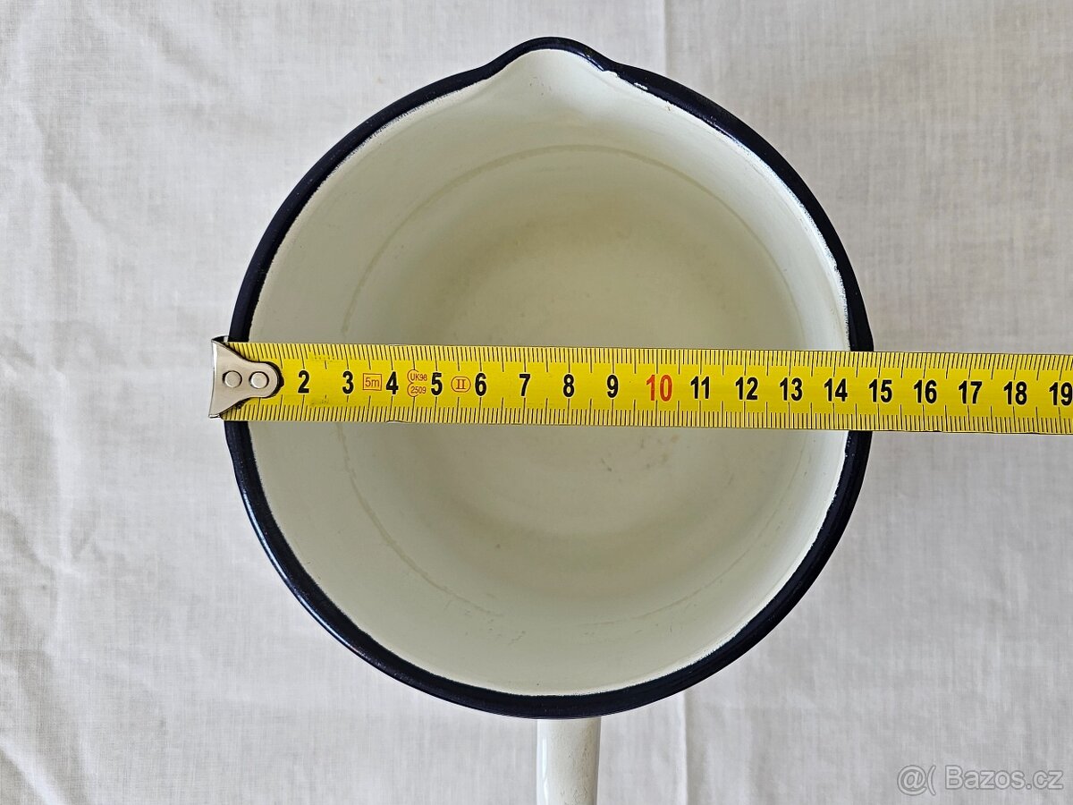 Starý smaltovaný bílý hrnec SFINX s výlevkou - 4