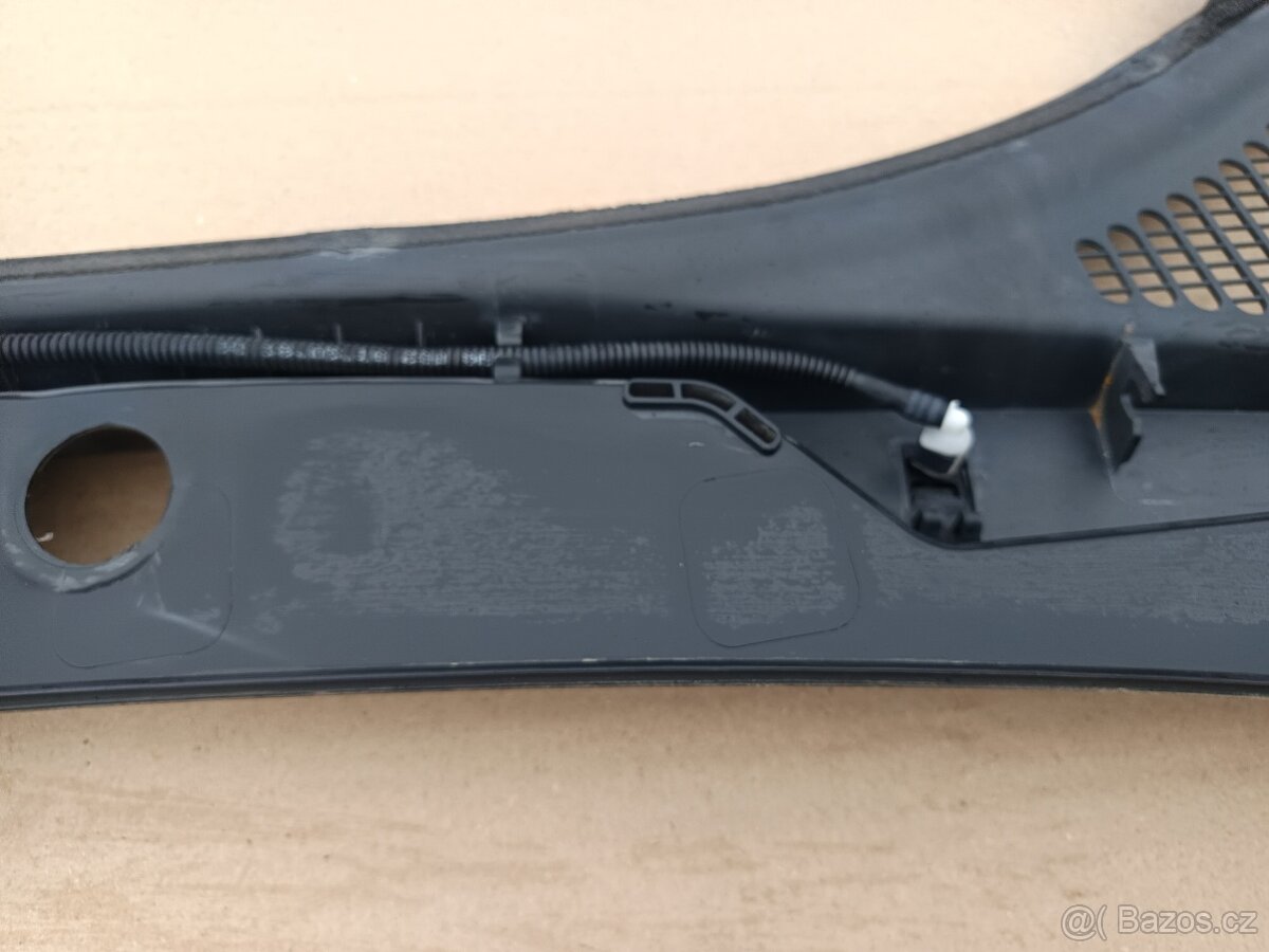 Prodám. Plastový kryt pod stěrače - torpédo Škoda Octavia 3 - 4