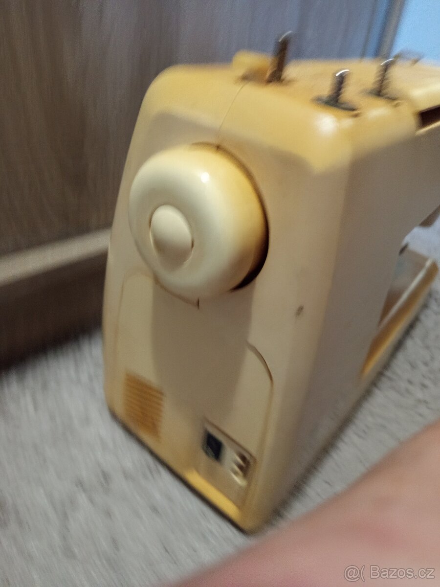 Starý šicí stroj - 4