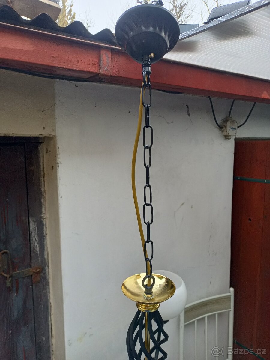 Lustr praskle jedno stínítko - 4