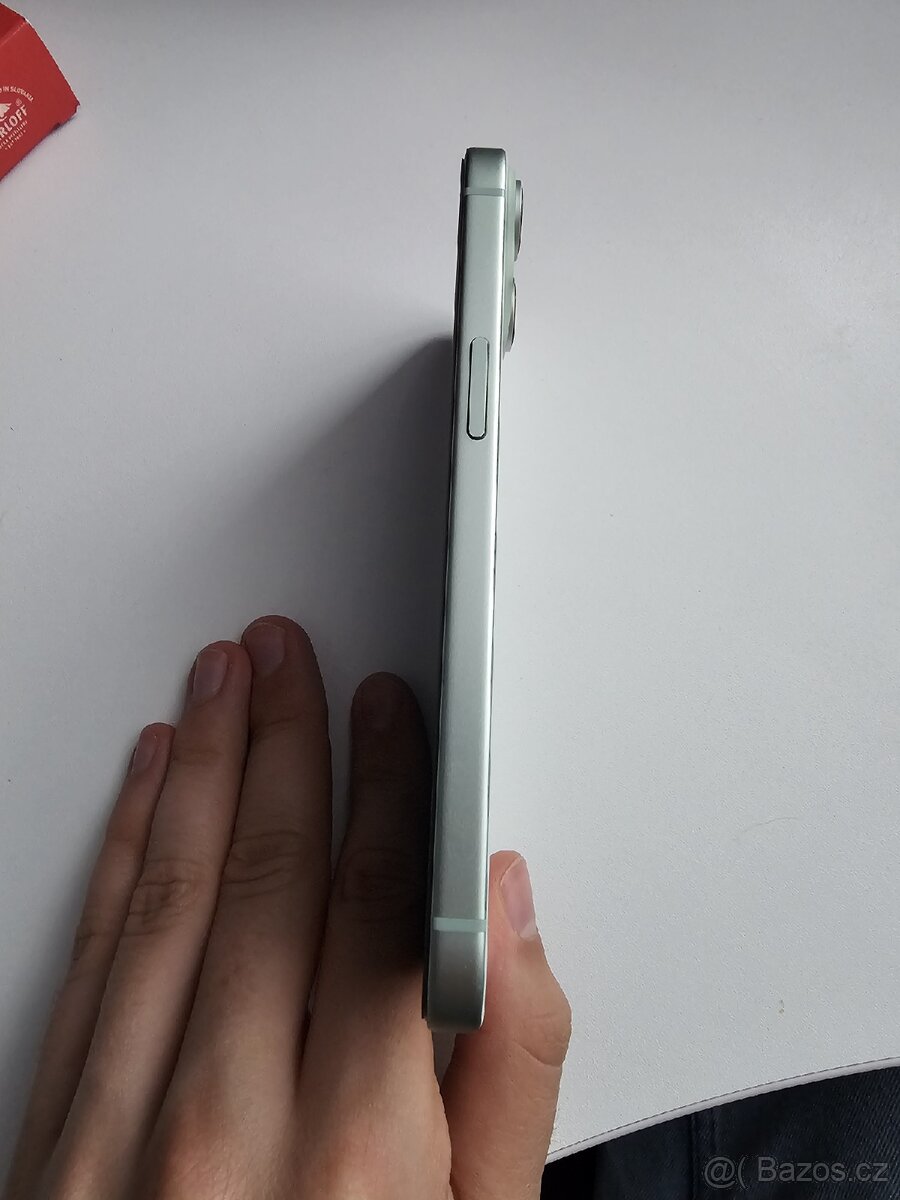 iPhone 15 zelená - 4