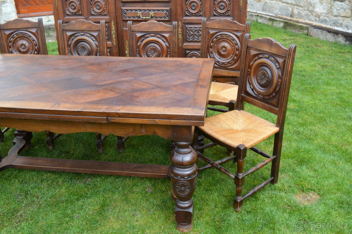 Jídelna z příborníku, šesti židlí a rozkládacího stolu. - 4