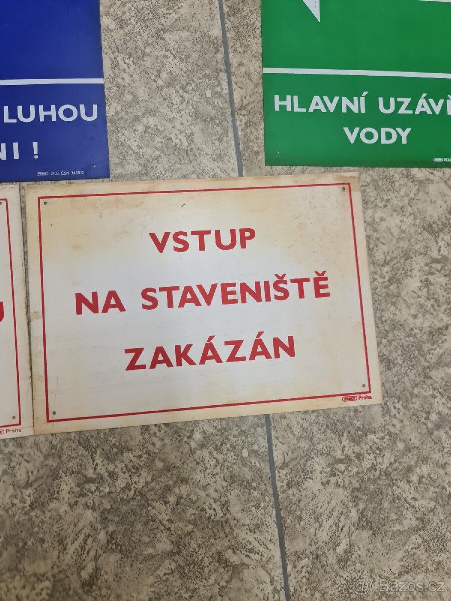 Cedule plastové a jedna smaltovaná - 4