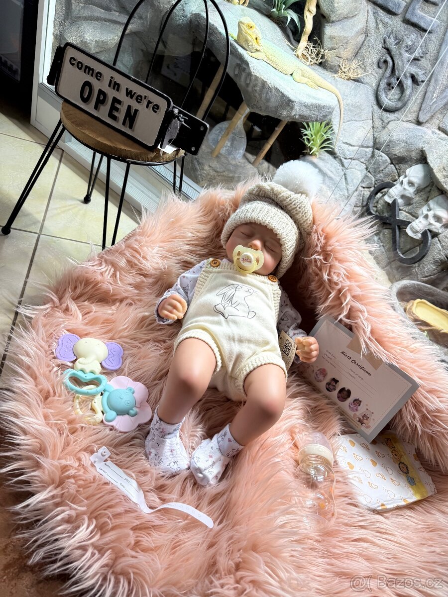 Luxusní realistická panenka v kulichu N.O.V.Á. - 4