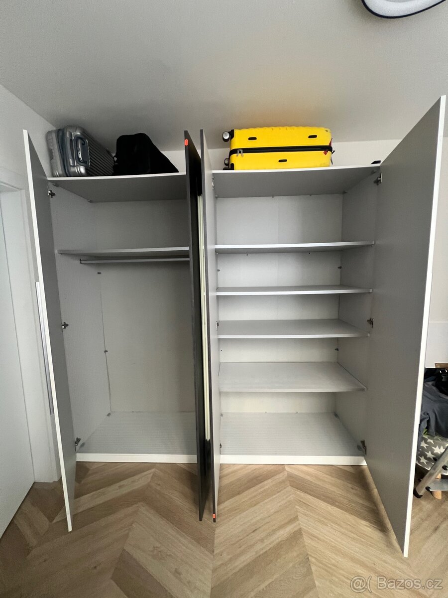 Šatní skříň se zrcadly - 4