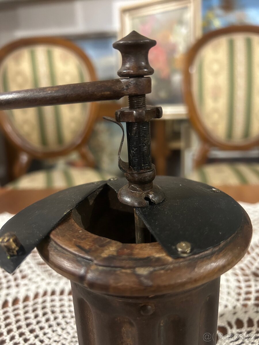 Starožitný kávový mlýnek přelom 19./20. století - 4