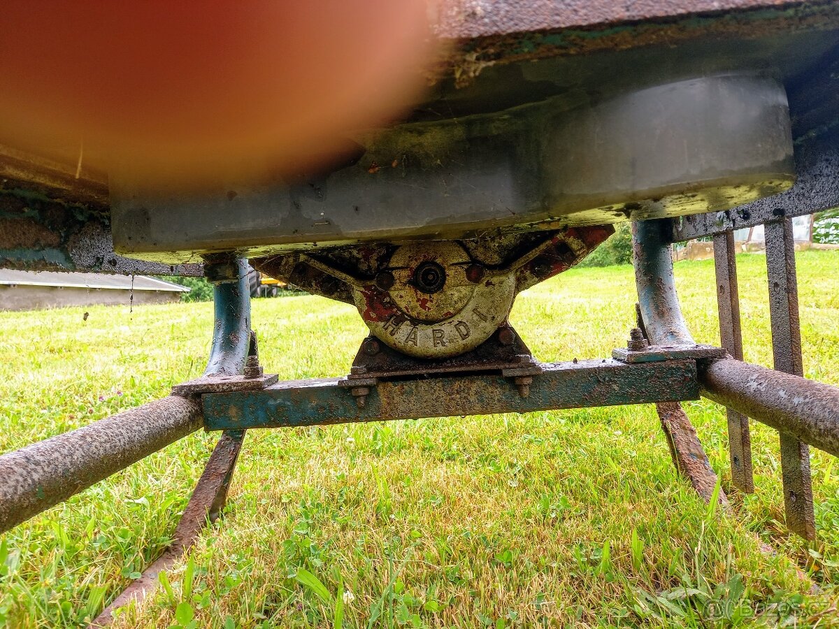 Nádrž postřikovače s HARDI čerpadlem. - 4