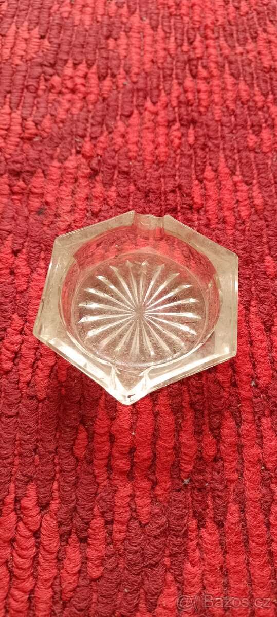 Malý skleněný broušený popelník - 4