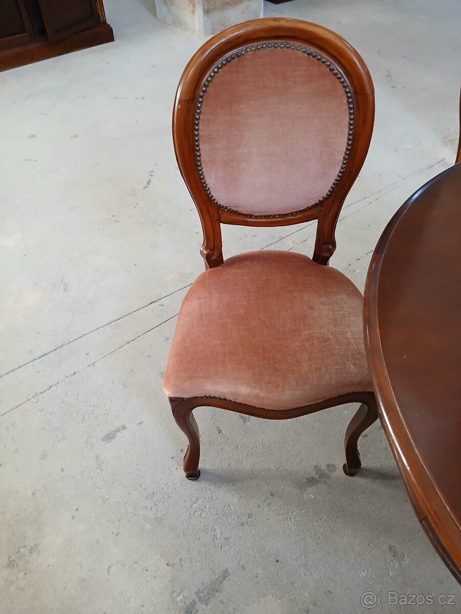 Prodám krásný starý jídelní stůl a čtyři židle. Veškerý náby - 4