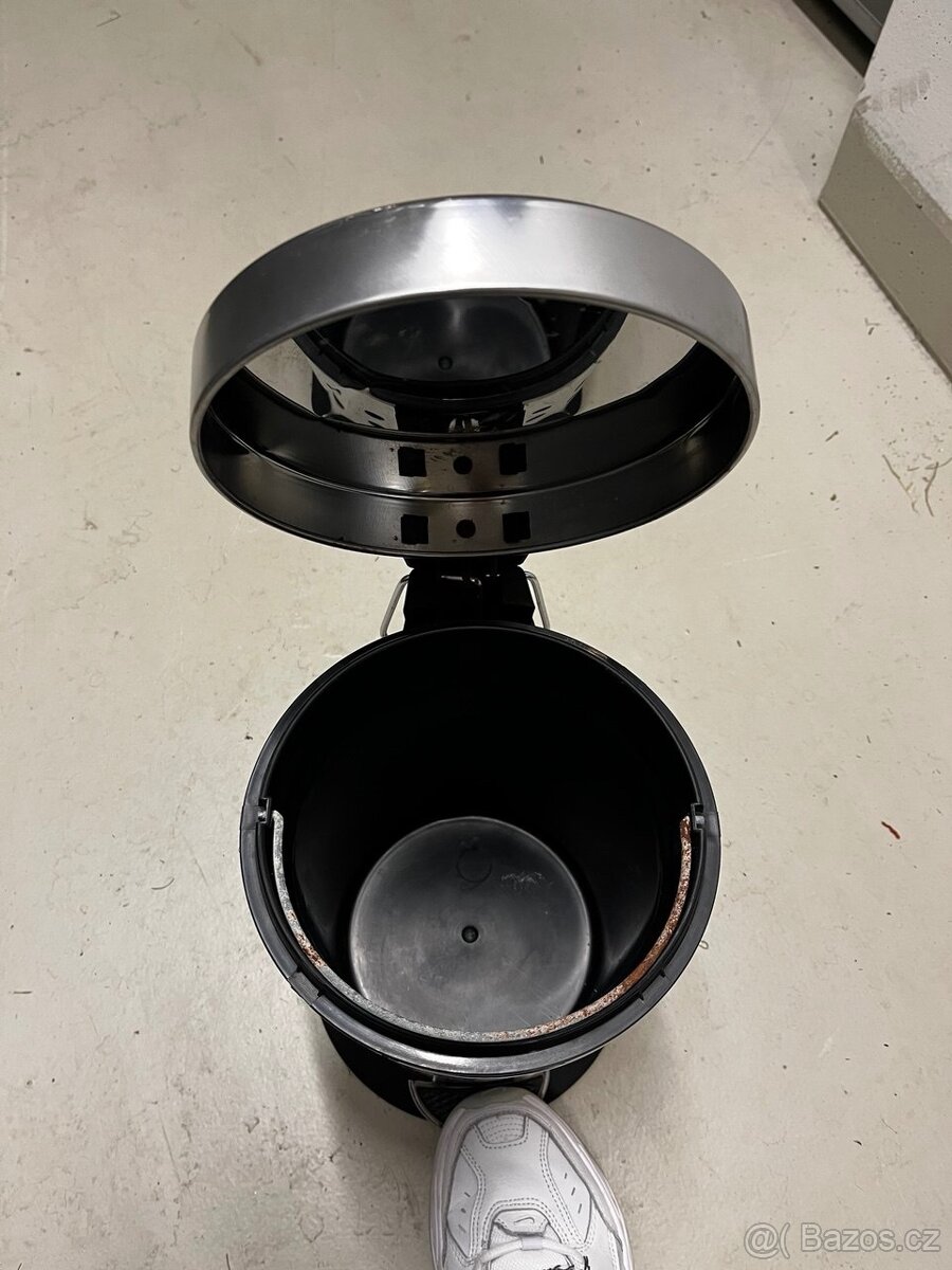 Kovový koš na odpadky - 4