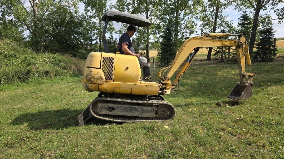 Komatsu PC10N-7 bagr, pásy - 4