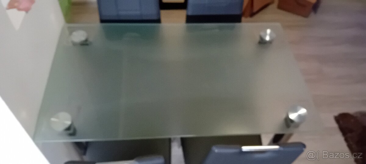 Skleněný jidelni stul - 4