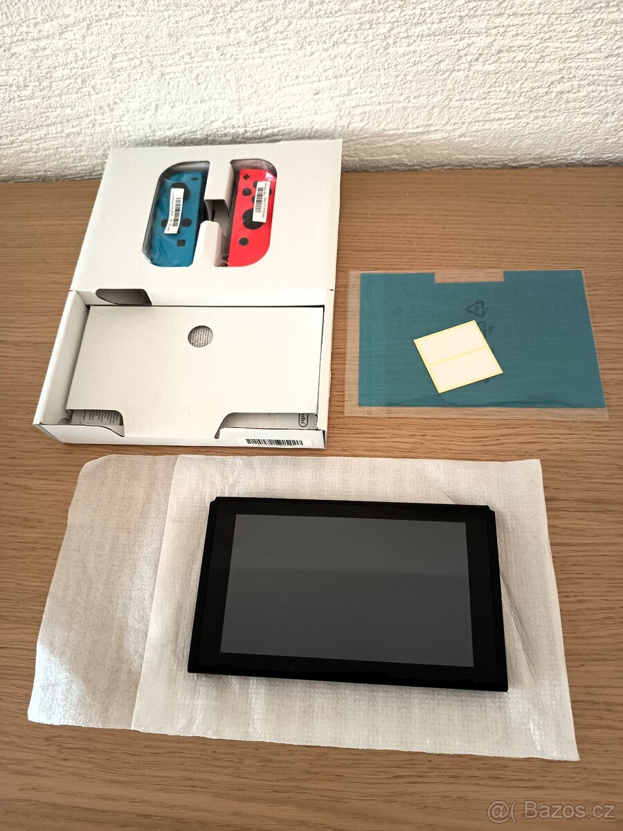 Nintendo Switch (Nové) + Pouzdro - 4
