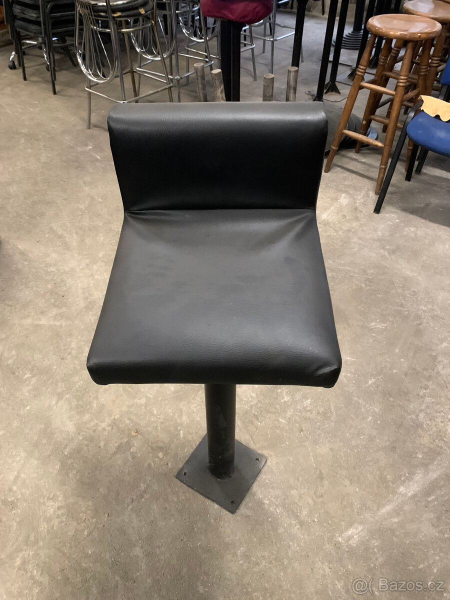 Barová židle černá s uchycením do země - použitá - 4
