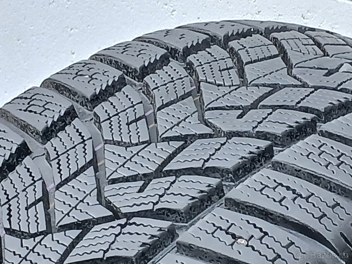 Zánovní zimní orig alu Škoda Karoq 215/50/18 vzorek 9mm - 4