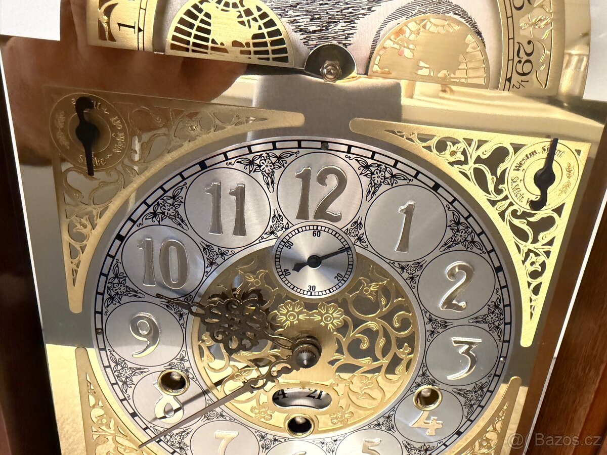 Krásný hodiny s zvonkohrou a datumem - 4