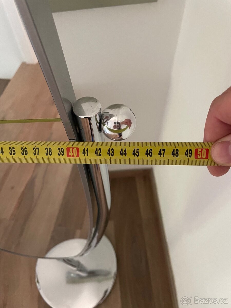 Zrcadlo v chromovém rámu na noze - 4