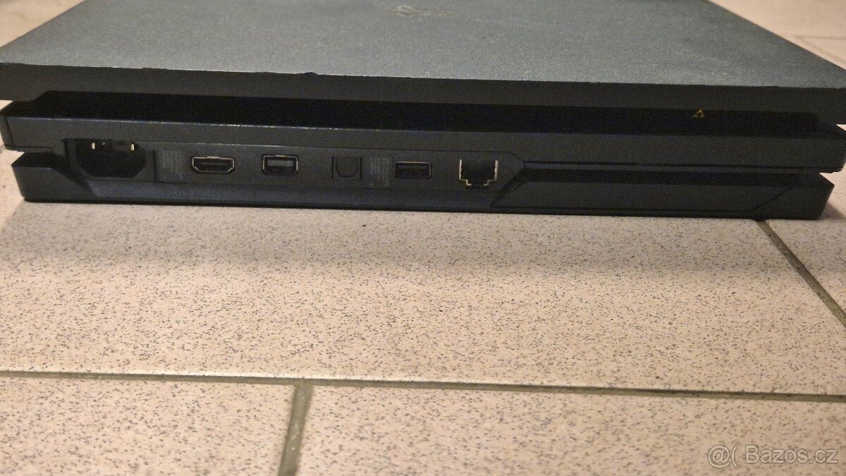 Sony PlayStation 4 PRO 1TB + ovladač - 4