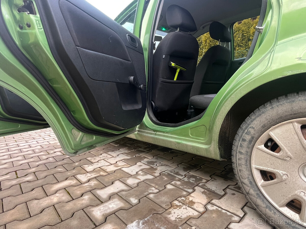 prodám Ford Fiesta 1,3 44kw , 2006 - 4