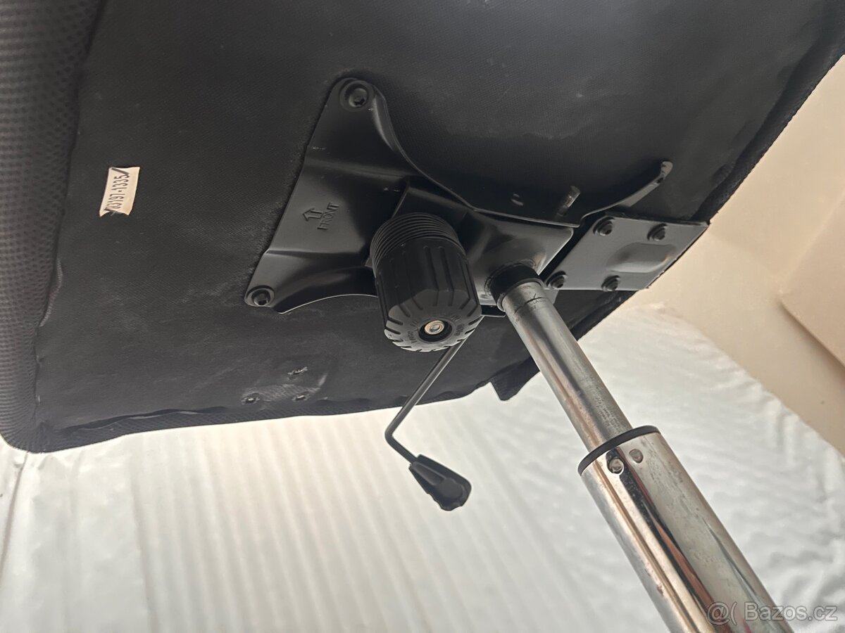 Černá kancelářská židle – otočná, kolečka, síťovaný opěrák - 4