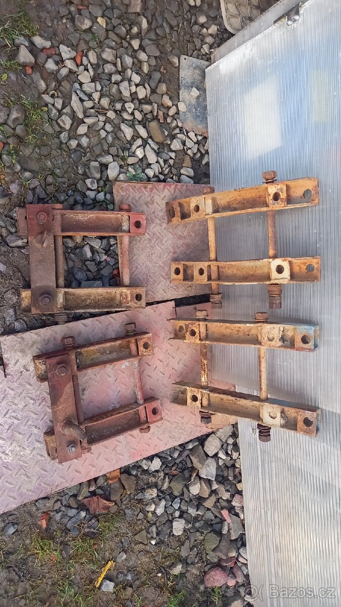 Zetor 25A/K-držáky zadních blatníků - 4