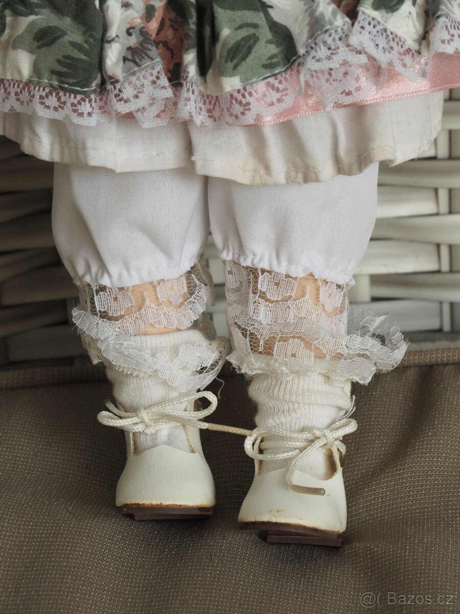 Porcelánová panenka - s proutěným košíkem - 4