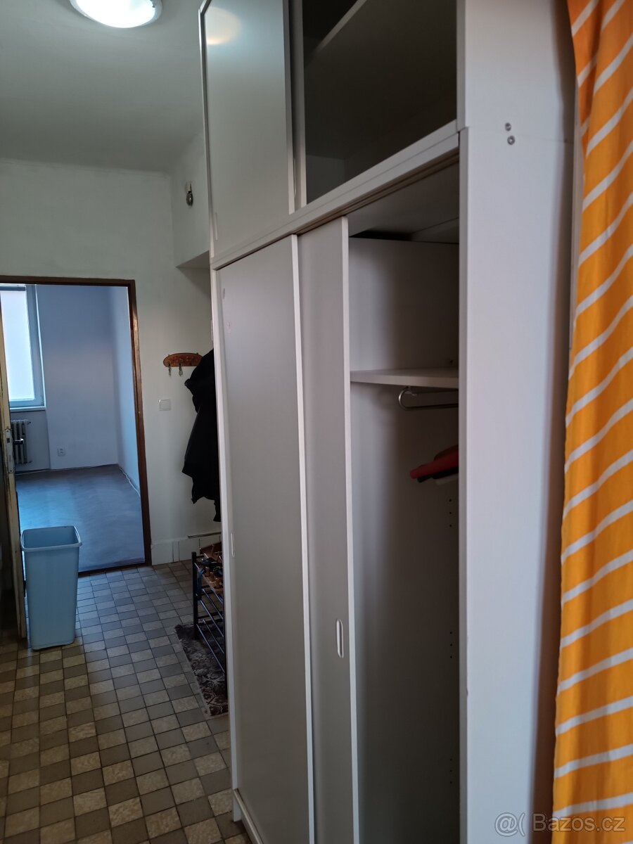 Bílá vysoká skříň - 4