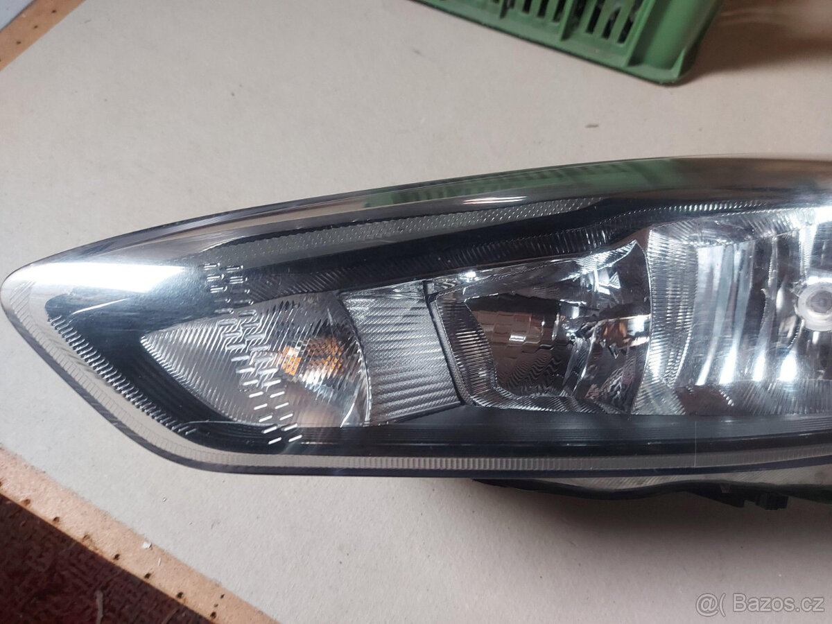levé a pravé přední světlo - Focus mk3 - 4
