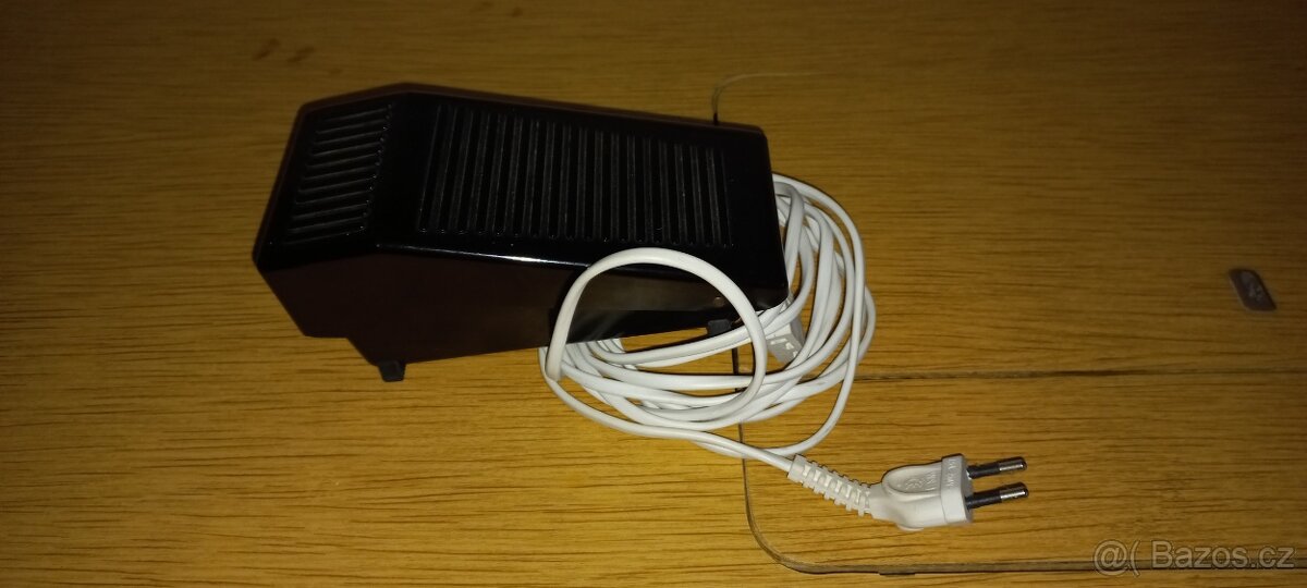 Starší skříňový šicí stroj - 4