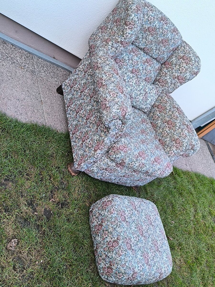 Prodám starožitné křeslo Ušák - 4