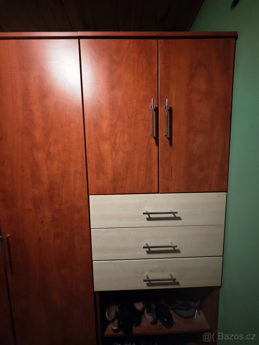Šatní skříň a předsíňový věšák - 4